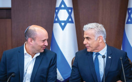 יאיר לפיד, נפתלי בנט (צילום: אוליבייה פיטוסי, פלאש 90)