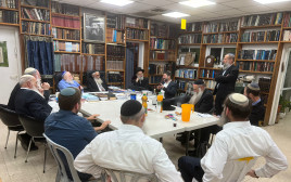 בצלאל סמוטריץ' יחד עם הרבנים (צילום: מפלגת הציונות הדתית )