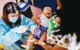 חיסון תינוק בפיליפינים (צילום: רויטרס)