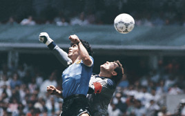 "יד האלוהים" של דייגו מראדונה: ארגנטינה נגד אנגליה, מונדיאל 1986 (צילום: GettyImages, Archivo El Grafico)