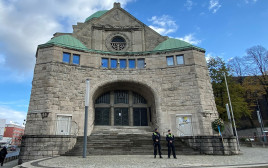שוטרים ליד בית הכנסת הישן באסן, גרמניה (צילום: רויטרס)