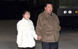 מנהיג צפון קוריאה קים ג'ונג און ובתו שנחשפת לראשונה (צילום: רויטרס)