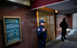 משטרה בכניסה לבית כנסת בניו יורק (צילום: REUTERS/Eduardo Munoz)
