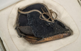 נעל של ילד שנספה באושוויץ (צילום: מרק ישראל סלם)