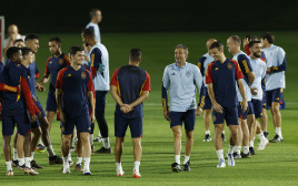 לואיס אנריקה מאמן נבחרת ספרד עם שחקניו באימון (צילום: רויטרס)