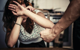 אישה מוכה, אילוסטרציה (צילום: אינגאימג')