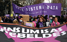 הפגנות נגד אלימות כלפי נשים בבריטניה (צילום: gettyimages)