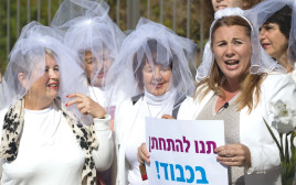 מפגינות בעד נישואים אזרחיים מול משכן הכנסת. צילום ארכיון יו (צילום: יונתן זינדל, פלאש 90)