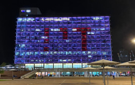 בניין עיריית תל אביב-יפו מואר לציון יום המאבק באלימות כלפי נשים (צילום: באדיבות עיריית תל אביב-יפו)