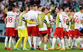 שחקני נבחרת פולין לאחר הניצחון (צילום: REUTERS/Jennifer Lorenzini)