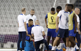 קיליאן אמבפה שחקן נבחרת צרפת מקבל טיפול באימון (צילום: רויטרס)