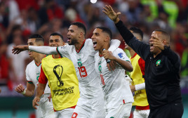 שחקני מרוקו חוגגים עלייה לשמינית הגמר (צילום: רויטרס)