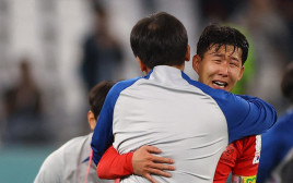 סון יונג-מין, שחקן נבחרת דרום קוריאה בוכה אחרי ההעפלה לשמינית גמר המונדיאל (צילום: רויטרס)
