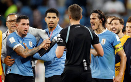 אדינסון קבאני, רונאלד אראוחו, חוסה חימנס שחקני נבחרת אורוגוואי מתנפלים על השופט דניאל זיברט (צילום: רויטרס)