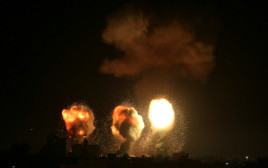תקיפת צה"ל ברצועת עזה (צילום: REUTERS/Ibraheem Abu Mustafa)