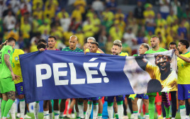 לא שכחו את המלך. שחקני נבחרת ברזיל מחזקים את פלה (צילום: GettyImages, Robbie Jay Barratt)