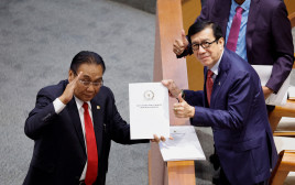 טיוטת החוק החדש שנחקק בפרלמנט באינדונזיה (צילום: REUTERS/Willy Kurniawan)