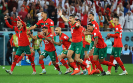 שחקני נבחרת מרוקו חוגגים העפלה לרבע גמר מונדיאל קטאר 2022 (צילום: רויטרס)