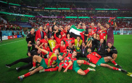 שחקני נבחרת מרוקו חוגגים את הניצחון על נבחרת ספרד בשלב שמינית גמר המונדיאל (צילום: רשתות חברתיות)