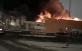 השריפה הגדולה במתחם הקניות בצפון מוסקבה (צילום: רשתות חברתיות)