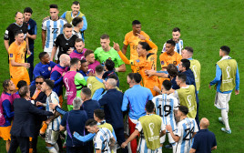 שחקני נבחרת ארגנטינה מתעמתים עם שחקני הולנד (צילום: GettyImages, PATRICIA DE MELO MOREIRA/AFP)