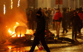 מהומות של אוהדי נבחרת מרוקו בבריסל, אחרי הניצחון על בלגיה במונדיאל (צילום: רויטרס)