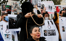 מחאה נגד המשטר באיראן ודיכוי המחאות  (צילום: REUTERS/Dilara Senkaya)