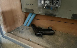 האקדח מניסיון החיסול שסוכל בראשון לציון (צילום: דוברות המשטרה)