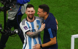 ליונל סקאלוני מאמן נבחרת ארגנטינה עם ליאונל מסי (צילום: רויטרס)