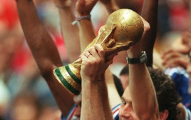 הנפת גביע העולם בכדורגל (צילום: GettyImages)