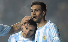 חאבייר פסטורה עם ליאונל מסי במדי נבחרת ארגנטינה, 2015 (צילום: GettyImages, JUAN MABROMATA/AFP)