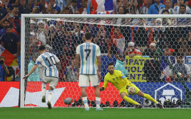 גמר מונדיאל 2022: ליאונל מסי שחקן נבחרת ארגנטינה מכניע את הוגו לוריס שוער נבחרת צרפת בפנדל (צילום: רויטרס)