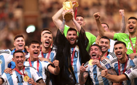 גמר מונדיאל 2022: ליאונל מסי, שחקן נבחרת ארגנטינה מניף את הגביע (צילום: GettyImages)