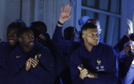 קיליאן אמבפה, עוסמאן דמבלה בקבלת הפנים של נבחרת צרפת (צילום: רויטרס)