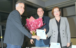 שמעון סבג מקבל פרס על מפעל חיים מרובע נווה שאנן בחיפה (צילום:  יוסף הירש)