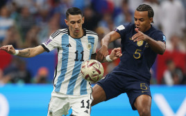 גמר מונדיאל 2022: ז'ול קונדה שחקן נבחרת צרפת מול אנחל די מריה שחקן נבחרת ארגנטינה (צילום: רויטרס)
