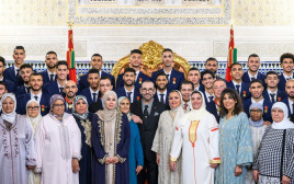 שחקני נבחרת מרוקו והמלך חסן השישי (צילום: Maghreb Arab Press)