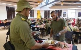 מטבח צבאי  (צילום: אוליביה פיטוסי, פלאש 90)