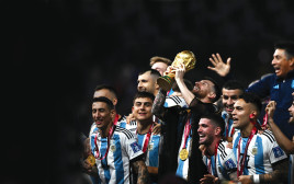 ארגנטינה מניפה את גביע העולם  (צילום: רויטרס)