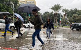 גשם בתל אביב (צילום: אבשלום ששוני)