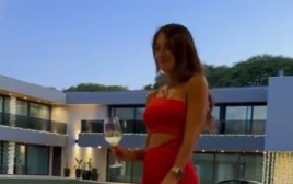 ליאו מסי מצלם את אשתו אנטונלה רוקדת עם כוס יין במרפסת (צילום: צילום מסך, האינסטגרם של ליאו מסי)