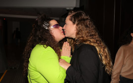 מיה לנדסמן ואנדריאה שוורץ מתנשקות (צילום: רפי דלויה)