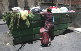 אישה מחטטת בפח (צילום: צילום ארכיון - נתי שוחט פלאש 90)