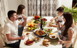 משפחה אוכלת יחד (צילום: אינגאימג')