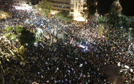 עשרות אלפים בהפגנה נגד הממשלה בתל אביב (צילום: יאיר פלטי)