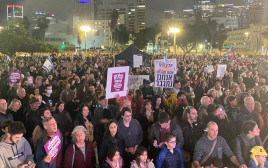 עשרות אלפים בהפגנה נגד הממשלה בתל אביב (צילום: אבשלום ששוני)