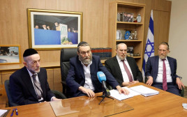 משה גפני בישיבת סיעת דגל התורה (צילום: מרק ישראל סלם)