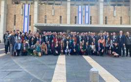 העיתונאים משתתפי כנס התקשורת הנוצרית מהעולם, מול הכנסת, דצמבר 2022 (צילום: לע"מ)