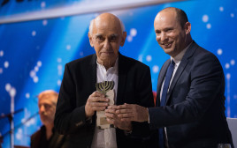 האדריכל דן איתן מקבל את פרס ישראל ב-2019 (צילום: יונתן זינדל, פלאש 90)