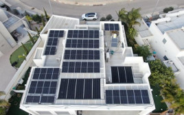 משקיעים בשמש: איך ניתן להרוויח ממערכת סולארית על גג הבית? (צילום: אנרפוינט מערכות סולאריות מבית כלמוביל)